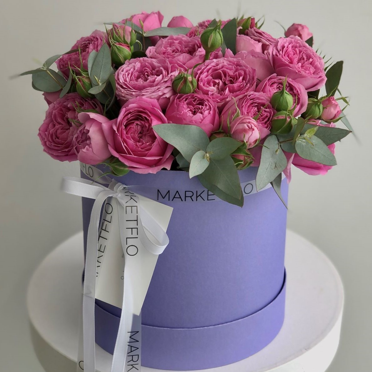 КОРОБКА С ПИОНОВИДНЫМИ РОЗАМИ