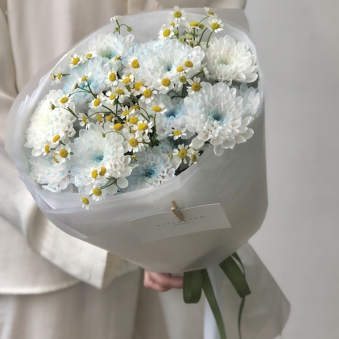 ДУОБУКЕТ ИЗ ХРИЗАНТЕМ И РОМАШЕК