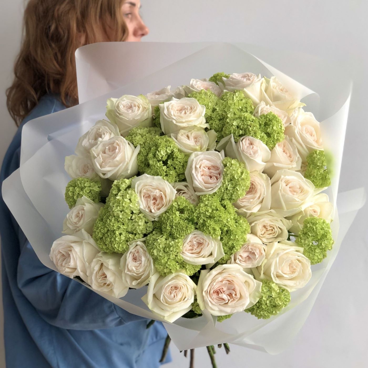 ДУОБУКЕТ ИЗ ПИОНОВИДНЫХ РОЗ И ВИБУРНУМА