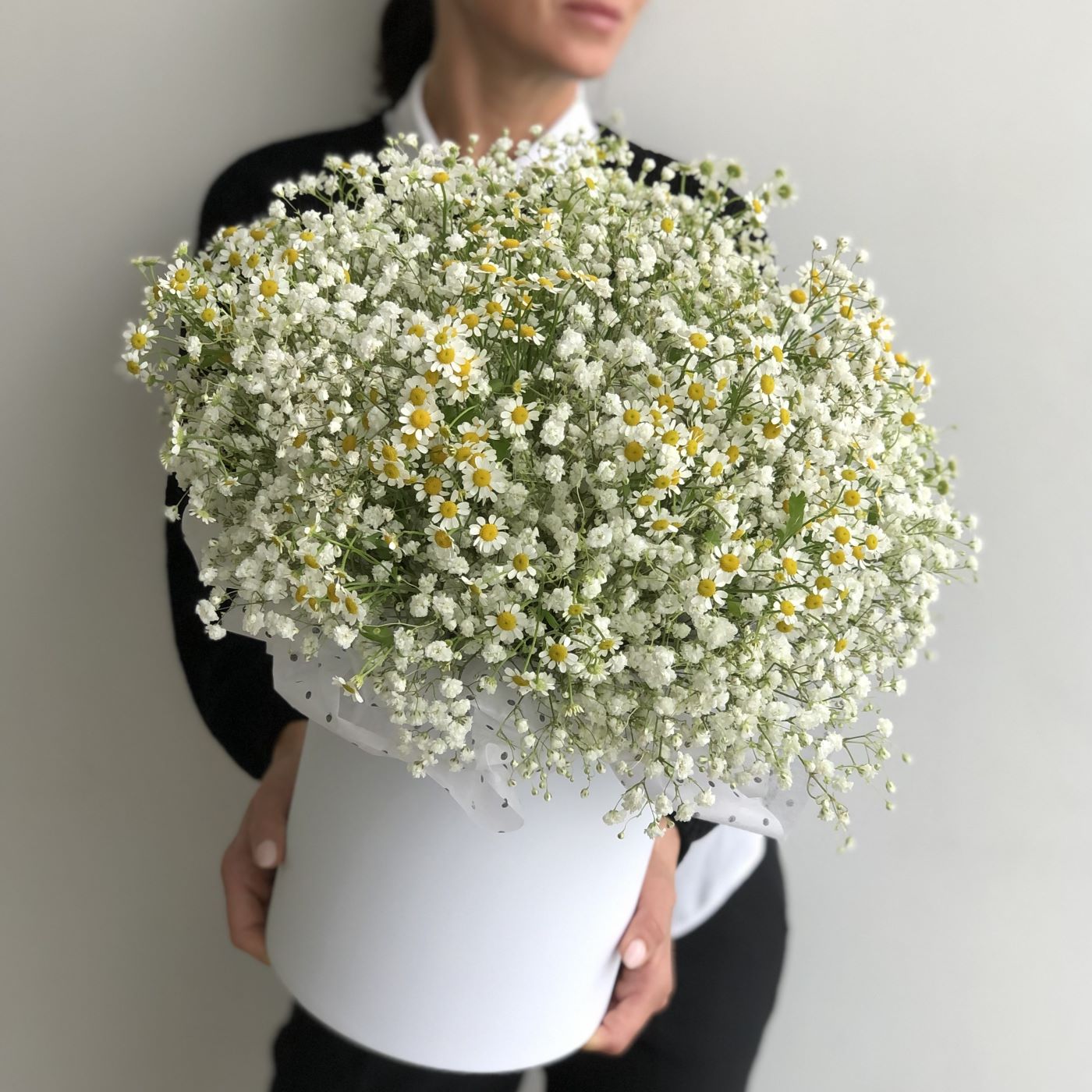 КОРОБКА С РОМАШКАМИ И ГИПСОФИЛОЙ