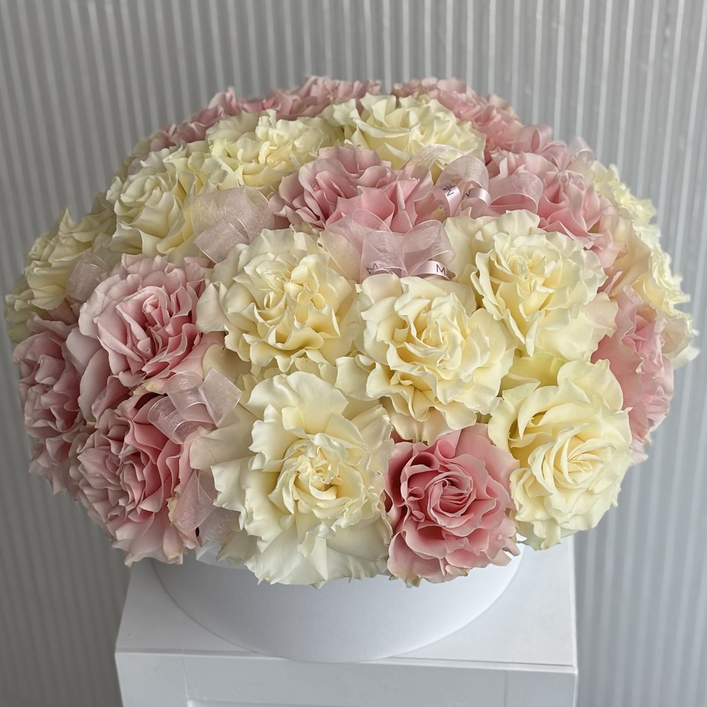 КОРОБКА С ФРАНЦУЗСКИМИ РОЗАМИ