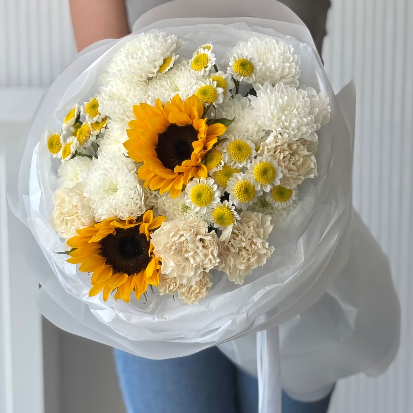 БУКЕТ С ПОДСОЛНУХАМИ И РОМАШКАМИ