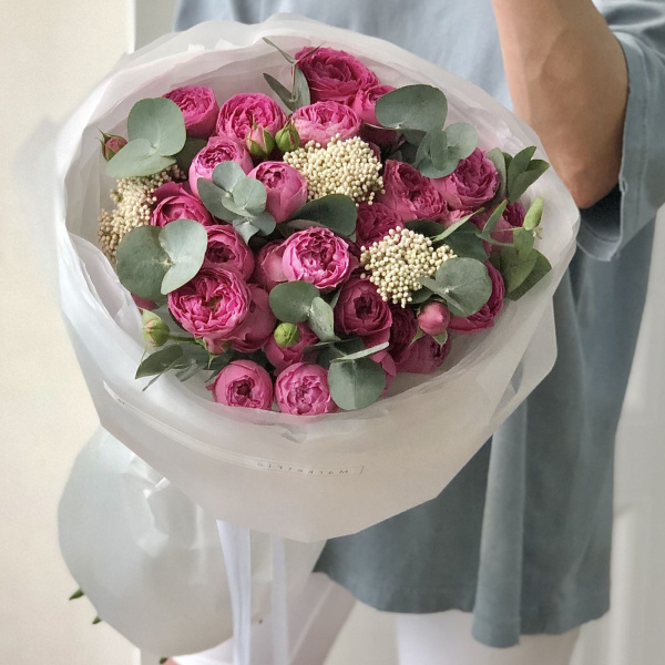 БУКЕТ ИЗ ПИОНОВИДНЫХ РОЗ И ОЗОТАМНУСА