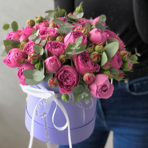 КОРОБКА С ПИОНОВИДНЫМИ РОЗАМИ