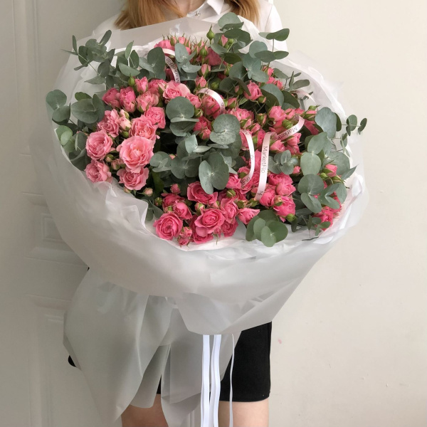 БУКЕТ ИЗ КУСТОВЫХ РОЗ И ЭВКАЛИПТА