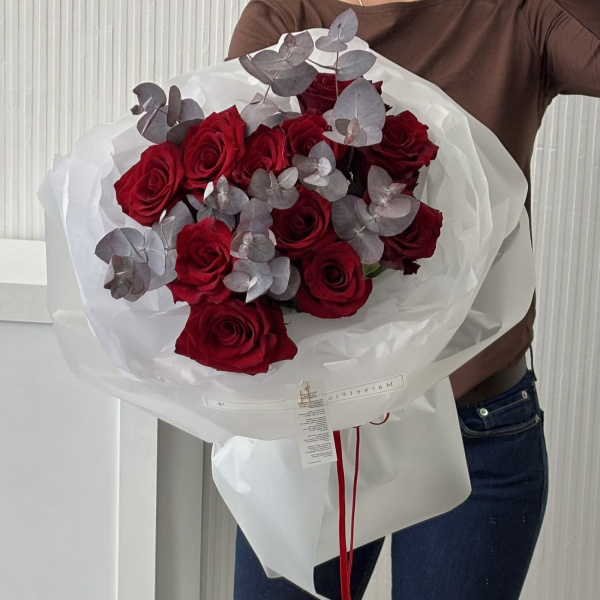 БУКЕТ ИЗ РОЗ И ЭВКАЛИПТА