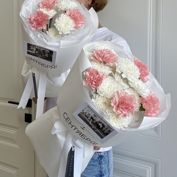 БУКЕТ ИЗ ДИАНТУСОВ И ХРИЗАНТЕМ