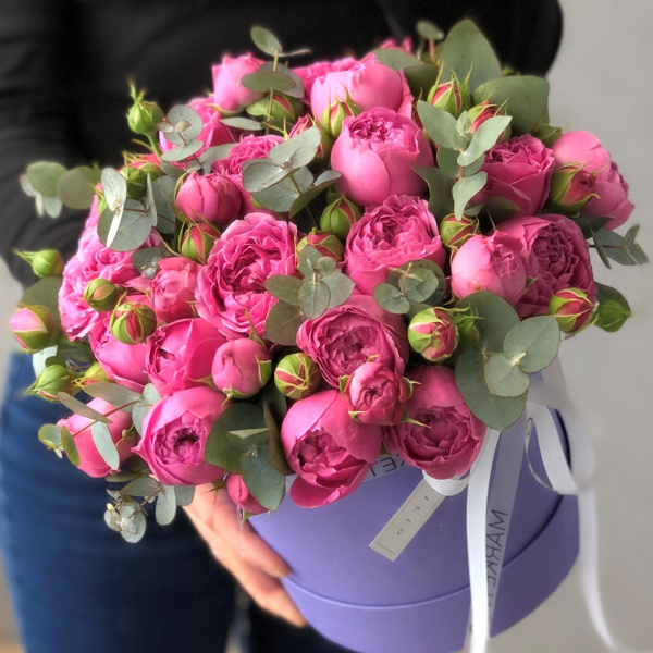 КОРОБКА С ПИОНОВИДНЫМИ РОЗАМИ