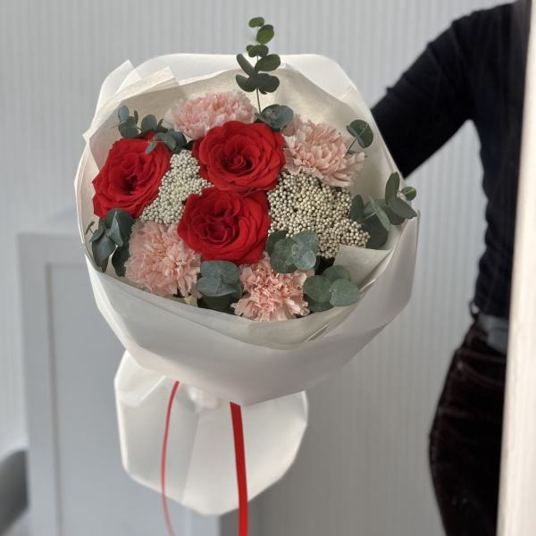 БУКЕТ ИЗ РОЗ И ДИАНТУСОВ
