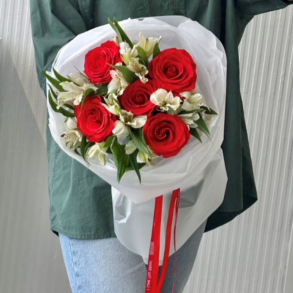 БУКЕТ ИЗ РОЗ И АЛЬСТРОМЕРИИ