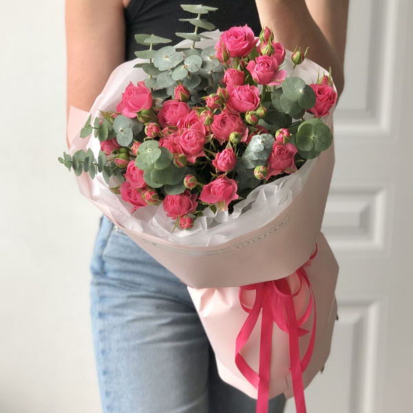 БУКЕТ ИЗ КУСТОВЫХ РОЗ И ЭВКАЛИПТА