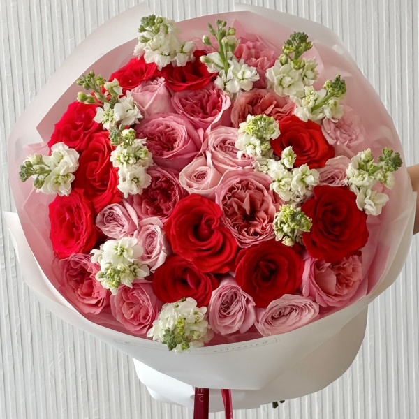 БУКЕТ ИЗ РОЗ И МАТТИОЛЫ