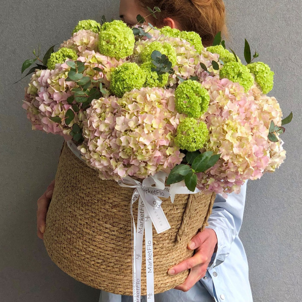 КОРЗИНА С ГОРТЕНЗИЯМИ И ВИБУРНУМОМ