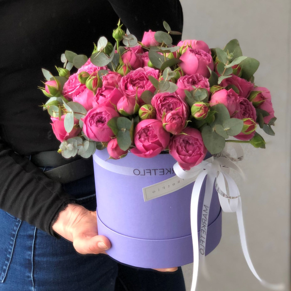 КОРОБКА С ПИОНОВИДНЫМИ РОЗАМИ