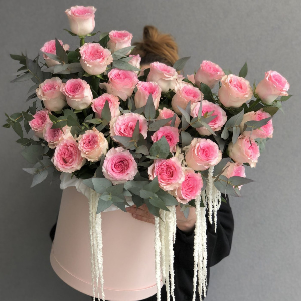 КОРОБКА С РОЗОВЫМИ РОЗАМИ И ЭВКАЛИПТОМ