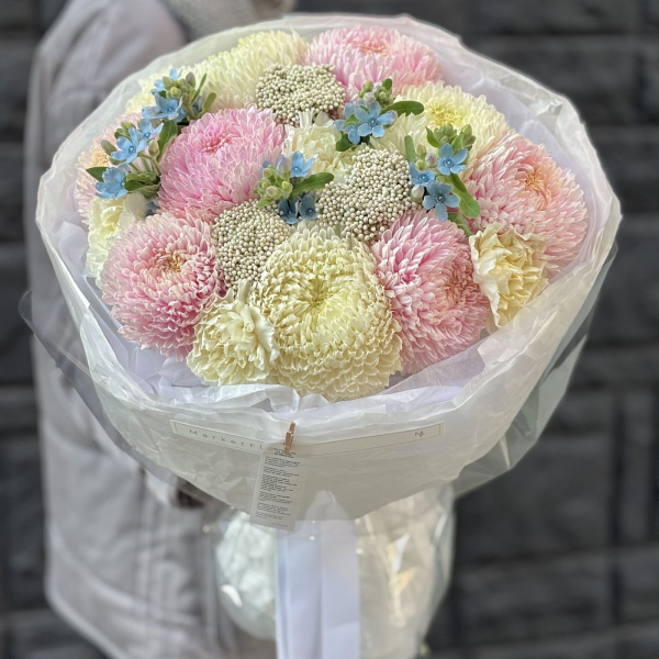 БУКЕТ ИЗ ХРИЗАНТЕМ И ОКСИПЕТАЛУМА