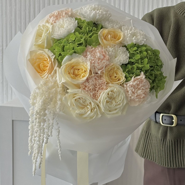 БУКЕТ ИЗ ПИОНОВИДНЫХ РОЗ И ГОРТЕНЗИЙ