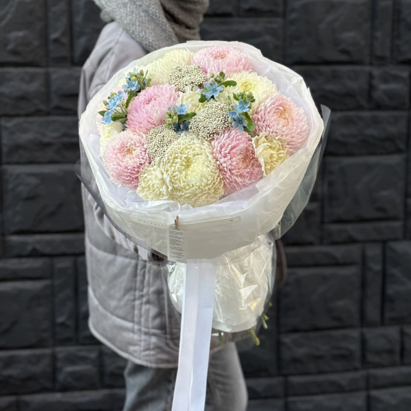 БУКЕТ ИЗ ХРИЗАНТЕМ И ОКСИПЕТАЛУМА