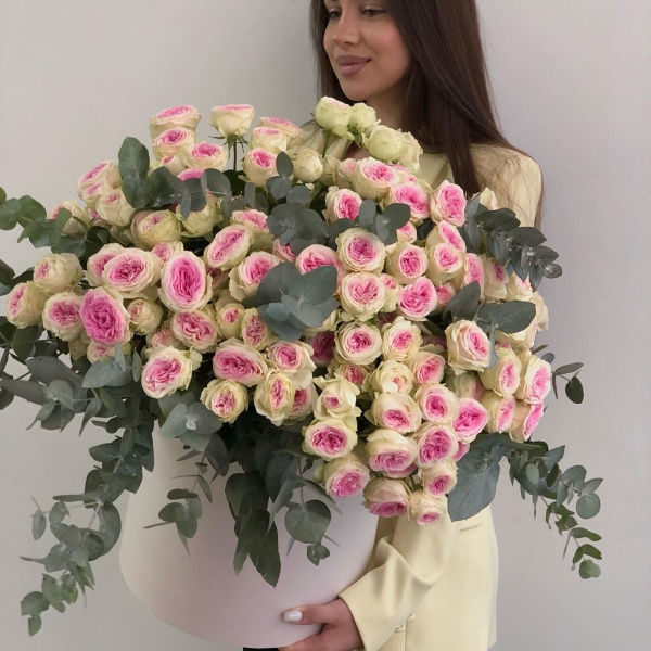 КОРОБКА С ПИОНОВИДНЫМИ РОЗАМИ