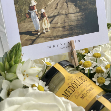 КОРОБКА С РОЗАМИ И ДЕСЕРТОМ