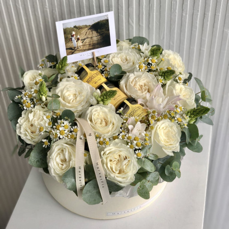 КОРОБКА С РОЗАМИ И ДЕСЕРТОМ