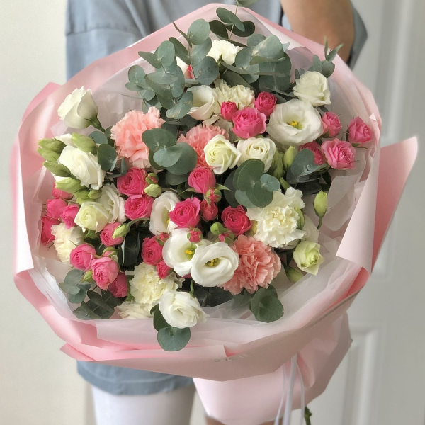 БУКЕТ ИЗ РОЗ И ЭУСТОМЫ