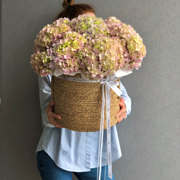 КОРЗИНА С ГОРТЕНЗИЯМИ