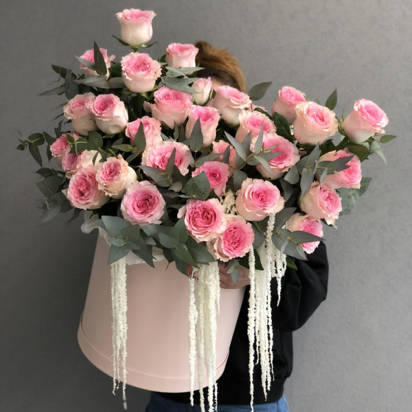 КОРОБКА С РОЗОВЫМИ РОЗАМИ И ЭВКАЛИПТОМ