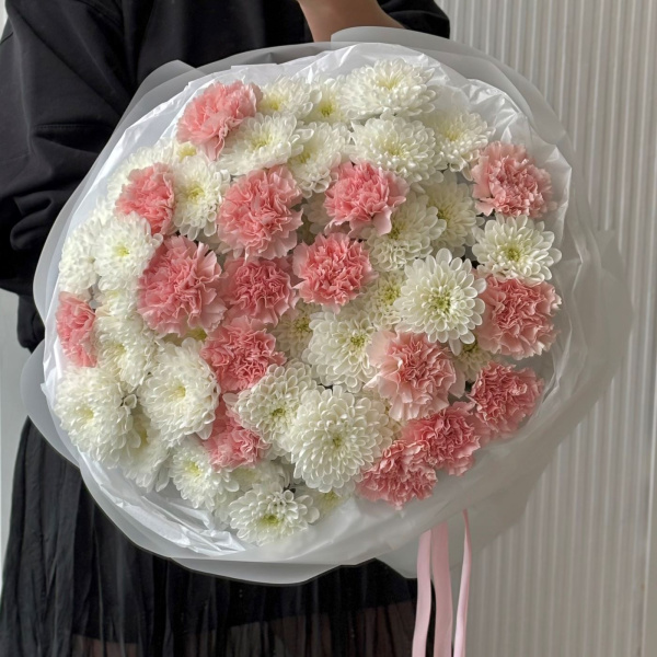 БУКЕТ ИЗ ХРИЗАНТЕМ И ДИАНТУСОВ